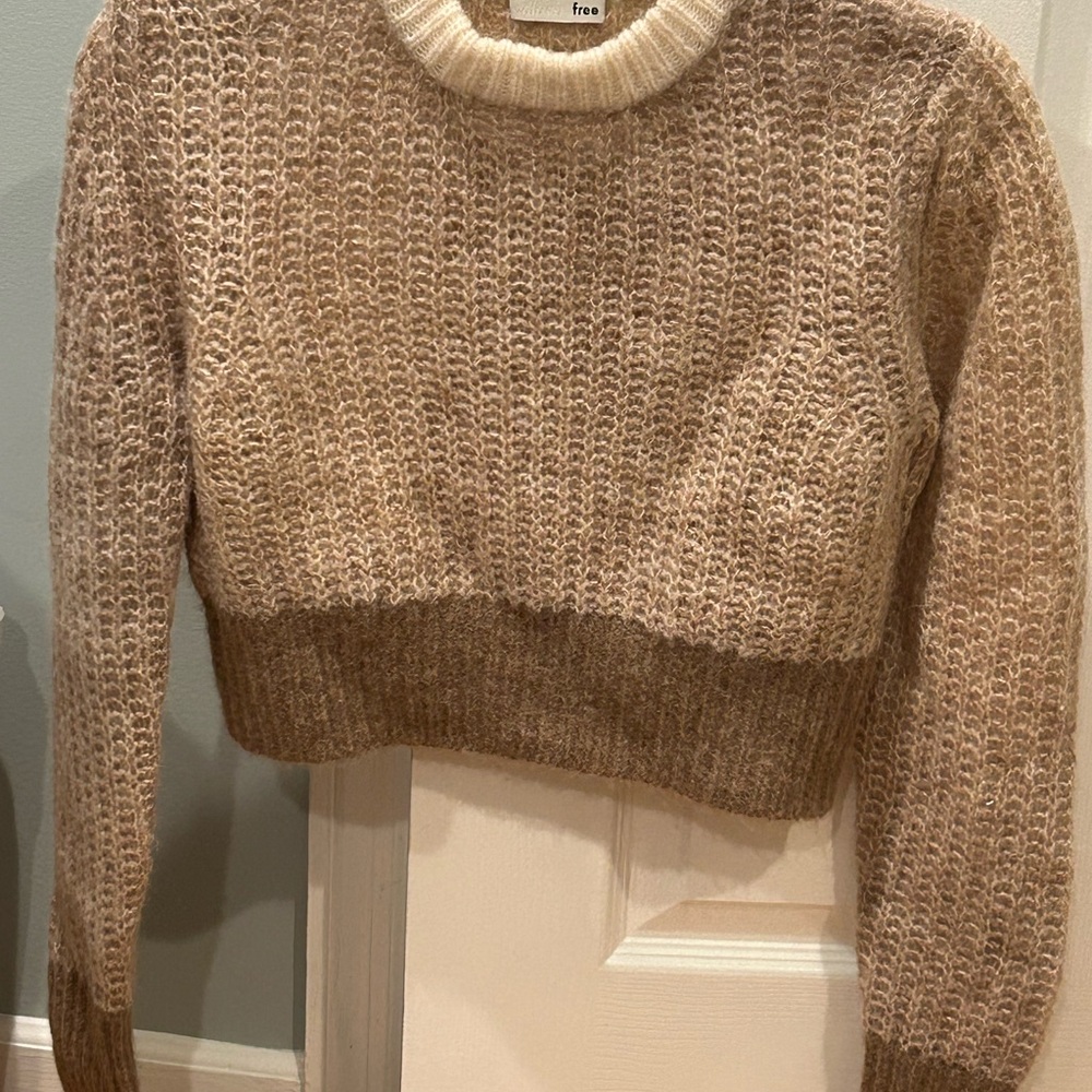 Wilfred Free Two-Tone Beige Cropped Crewneck Sweater